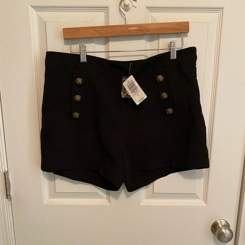 Torrid 10 Black Button High Rise Short NWT - Picture 6 of 8